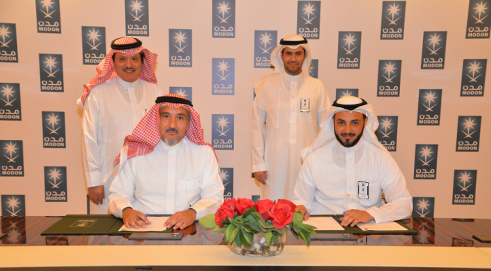 الرشيد والخواشكي خلال توقيع الاتفاقية.