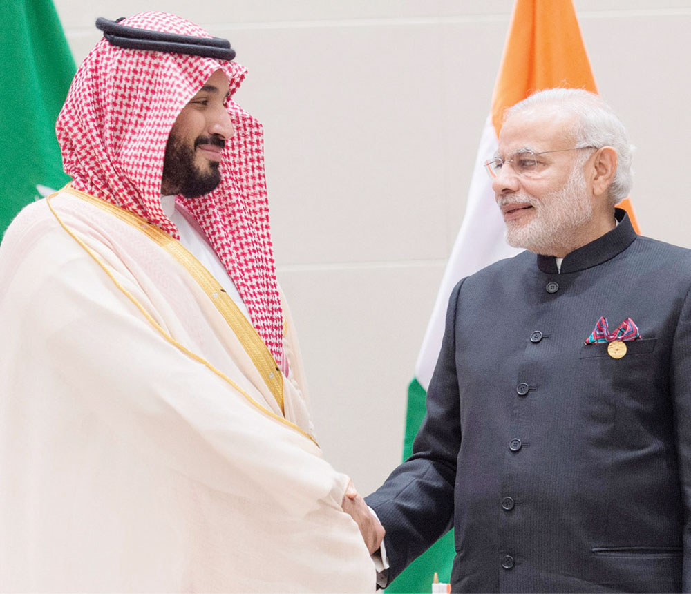 الأمير محمد بن سلمان يصافح ناريندرا مودي.