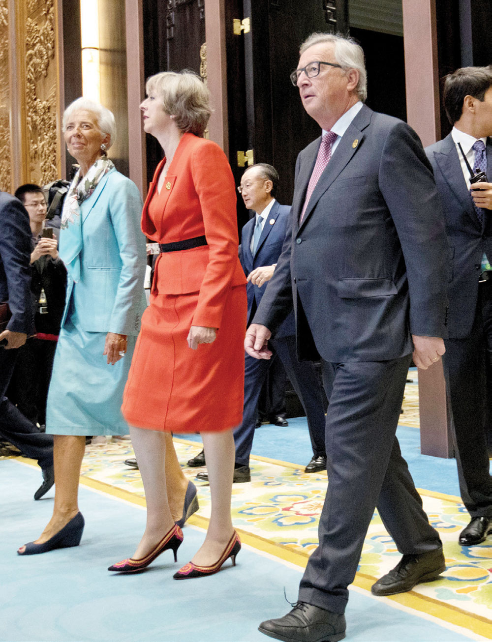 يونكر وماي ولاجارد لدى وصولهم قاعة الاجتماعات لحضور القمة. "رويترز"