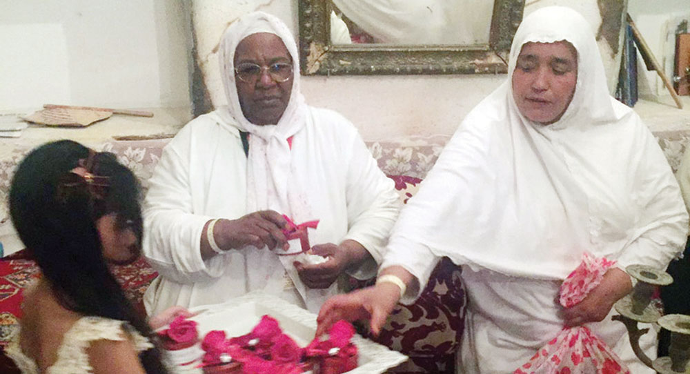 جانب من تقديم الهدايا للزائرات.