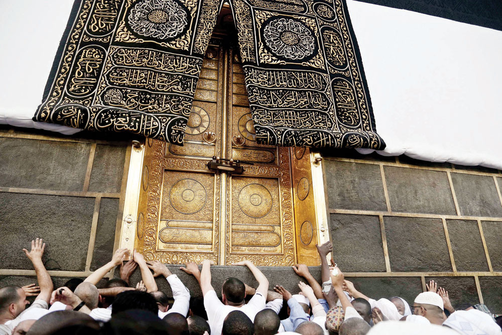 يتسابق الحجاج إلى لمس الملتزم. «أ.ب»