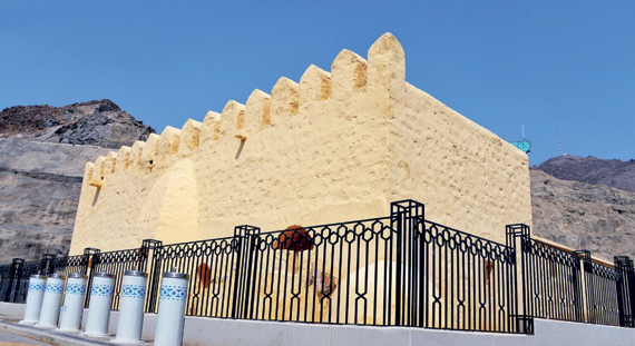 ظل المسجد متواريا عن الأنظار خلف الجبل حتى بعد التوسعة الجديدة. «واس»