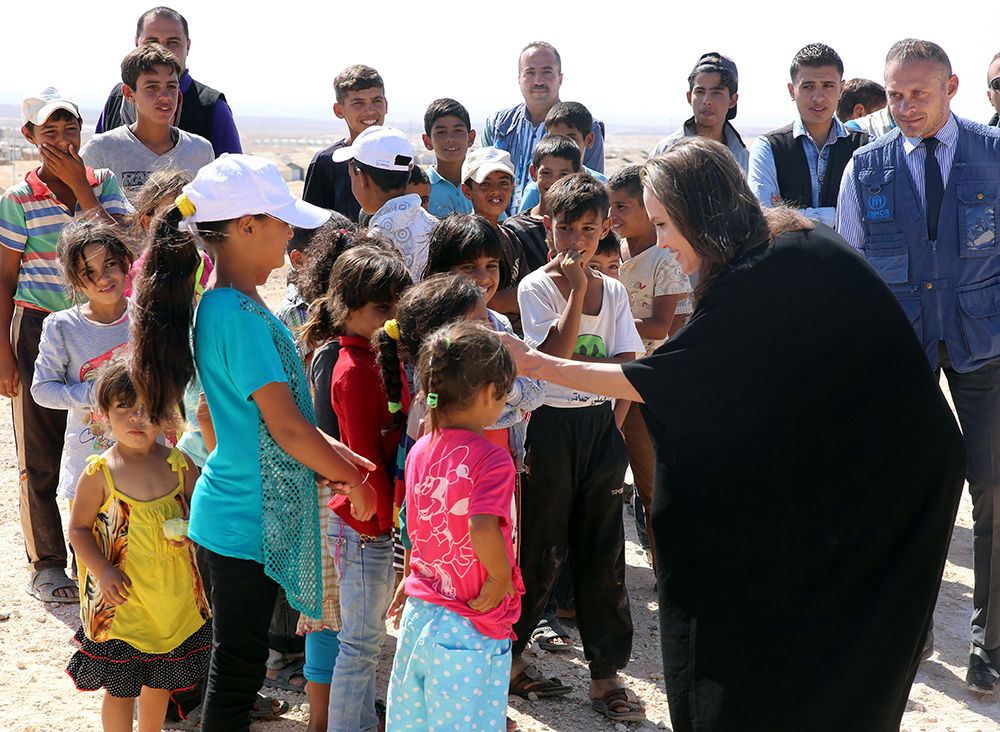 أنجلينا جولي تزور مخيم الأزرق للاجئين السوريين في الأردن