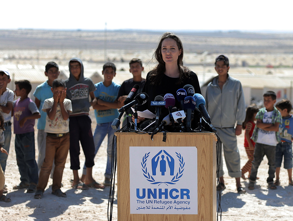 أنجلينا جولي تزور مخيم الأزرق للاجئين السوريين في الأردن