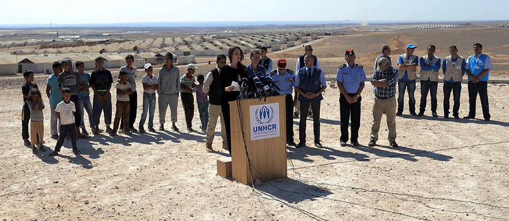 أنجلينا جولي تزور مخيم الأزرق للاجئين السوريين في الأردن