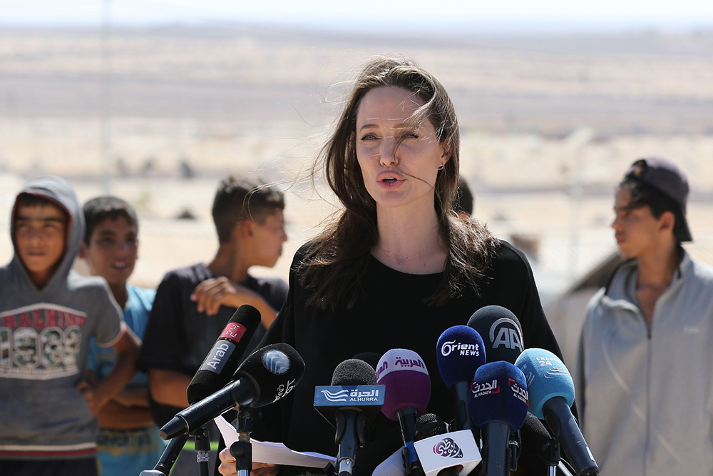 أنجلينا جولي تزور مخيم الأزرق للاجئين السوريين في الأردن