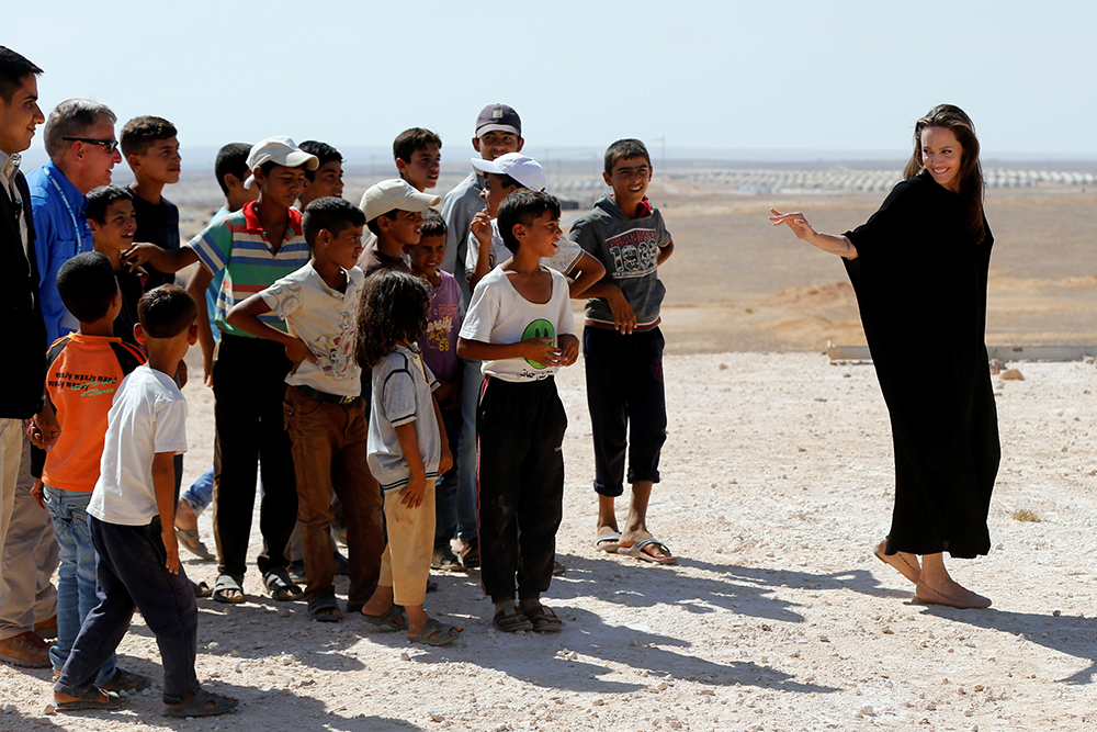 أنجلينا جولي تزور مخيم الأزرق للاجئين السوريين في الأردن