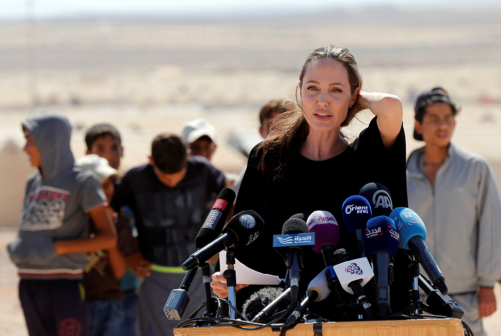 أنجلينا جولي تزور مخيم الأزرق للاجئين السوريين في الأردن