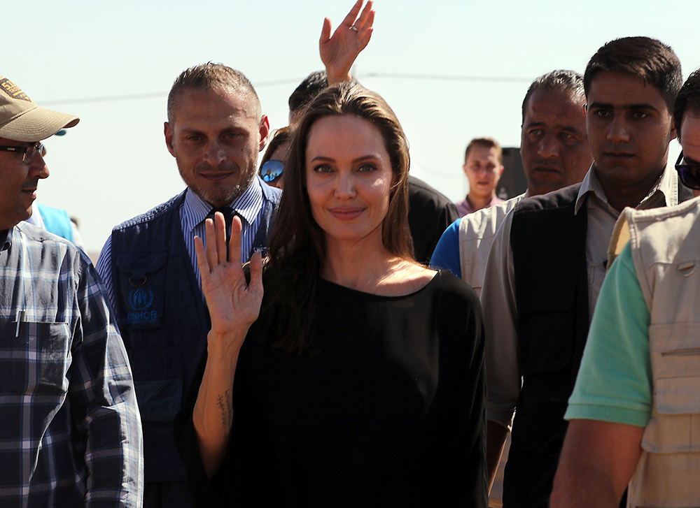 أنجلينا جولي تزور مخيم الأزرق للاجئين السوريين في الأردن