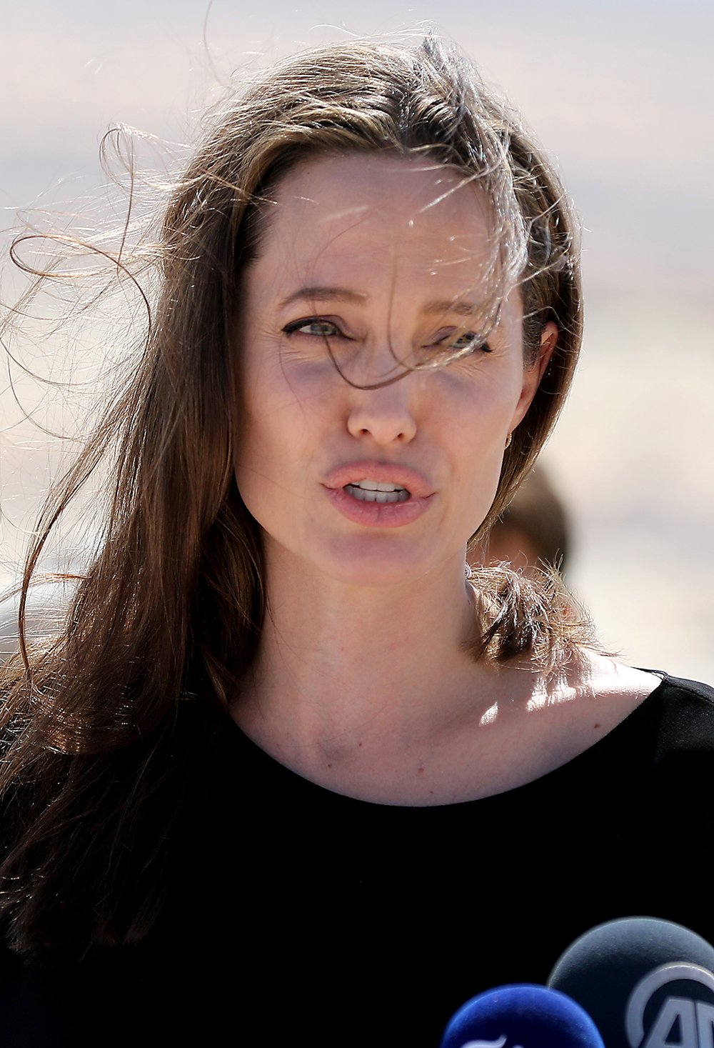 أنجلينا جولي تزور مخيم الأزرق للاجئين السوريين في الأردن