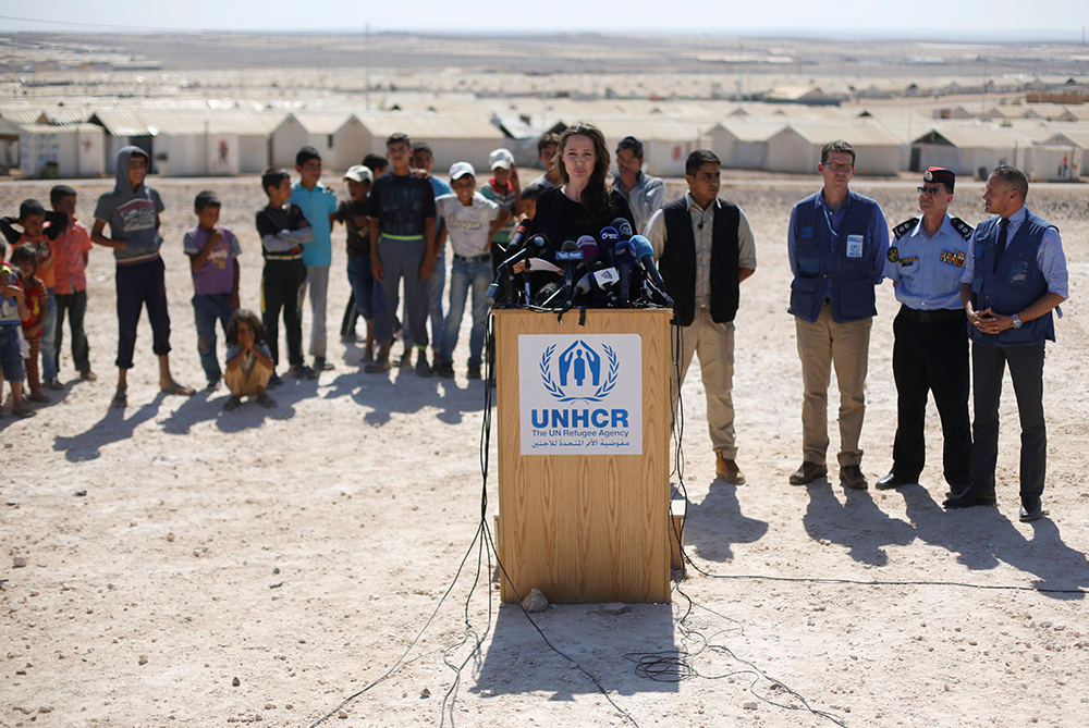 أنجلينا جولي تزور مخيم الأزرق للاجئين السوريين في الأردن