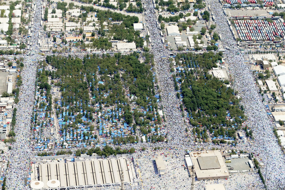 تنقل طائرات الأمن صورة حية للتصعيد والتفويج ومراقبة المنافذ في المشاعر المقدسة. تصوير: أحمد حشاد -»الاقتصادية»