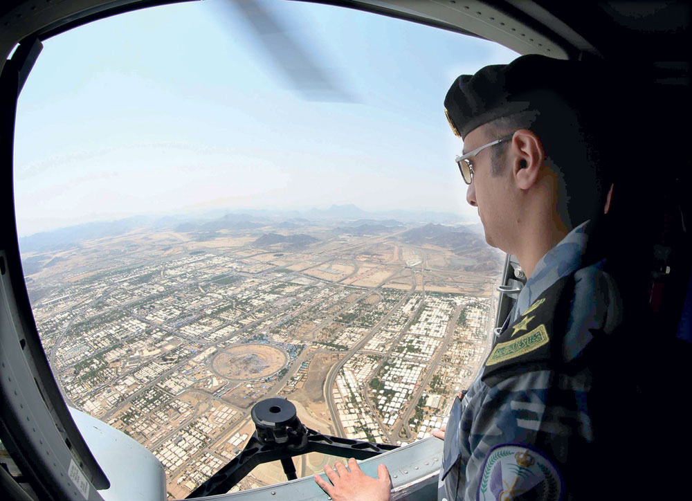 جانب من متابعة طيران الأمن للحالة الأمنية في عرفات أمس.