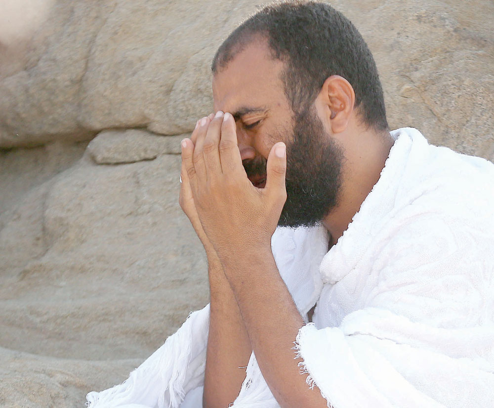 قلوبٌ خاشعة ترجو مغفرة الرحمن.				        تصوير سعد العنزي - "الاقتصادية"