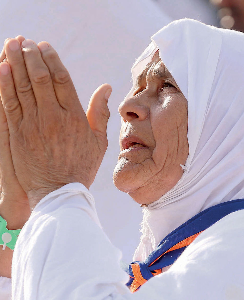 حاجة تحملت المشاق لتصل إلى صعيد عرفات لطلب الرحمة من الله.