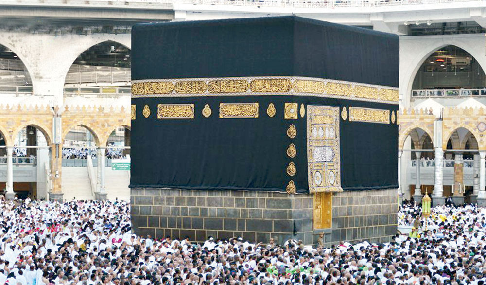 من صلاة العيد في المسجد الحرام أمس. "واس"