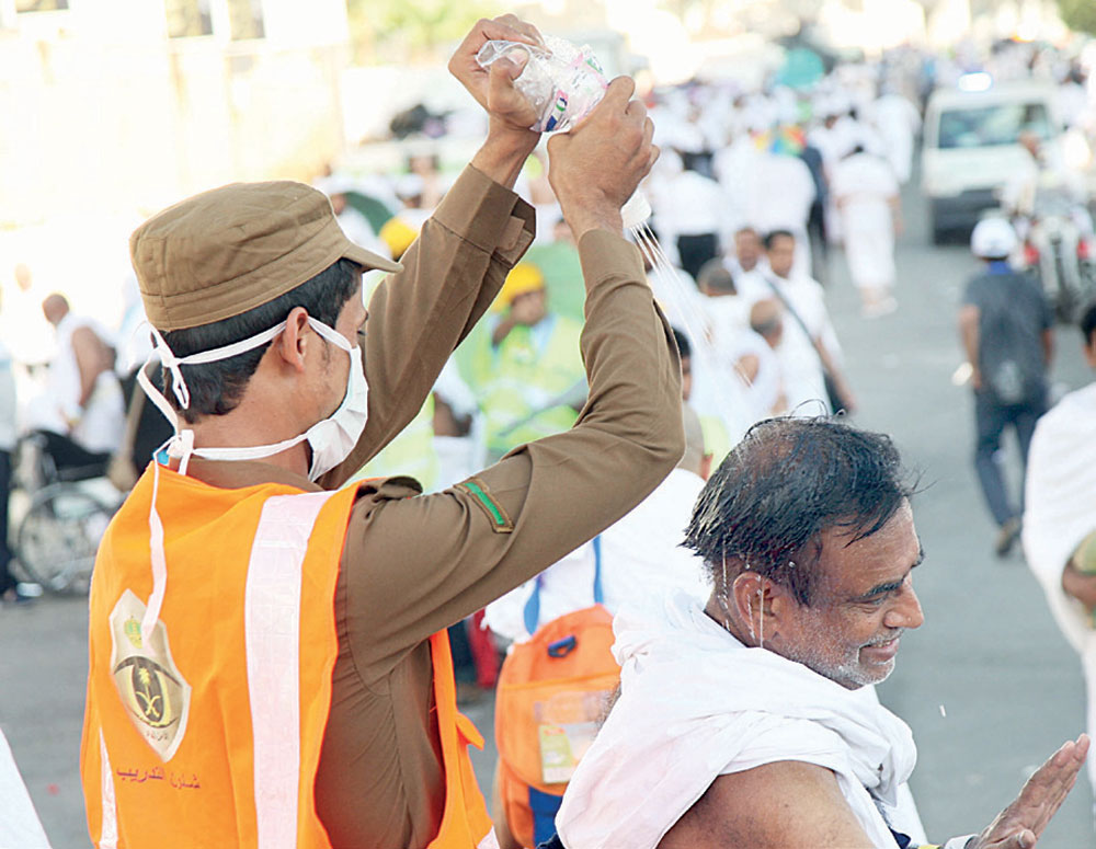 منسوبو الدفاع المدني لا يدخرون جهدا لمساعدة الحجاج والتخفيف عن آلامهم جراء شدة الحرارة.
