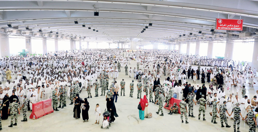 الأمن ينظم عبور الحجيج خلال رمي الجمرات. تصوير: سعد العنزي - "الاقتصادية"