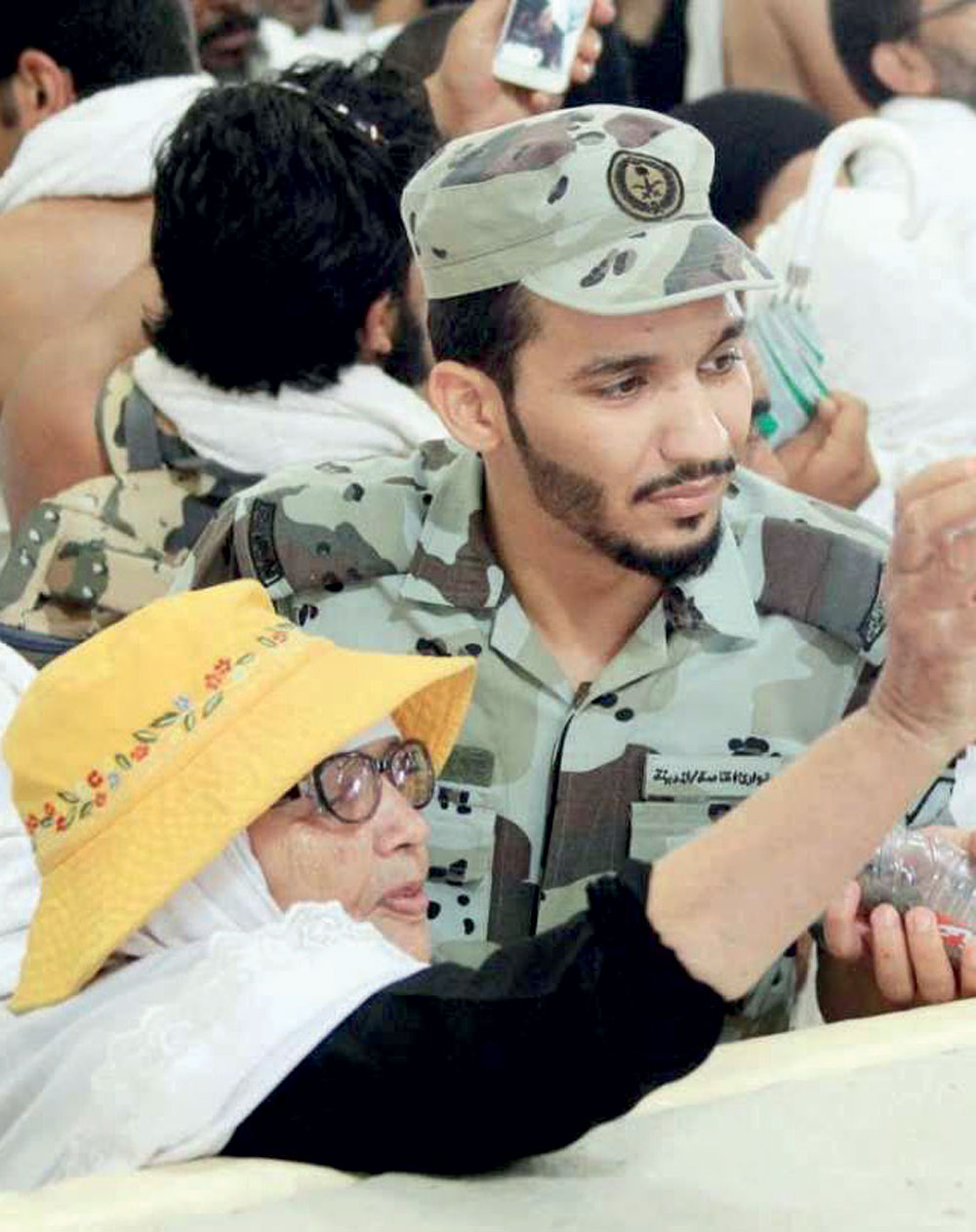 حاجة تستند إلى أحد منسوبي الأمن للتمكن من رمي جمرة العقبة. "واس"