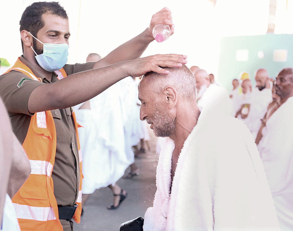 رغم المهام الجسيمة عليهم إلا أن الدفاع المدني يخففون آلام الحجيج جراء شدة الحرارة بالماء.