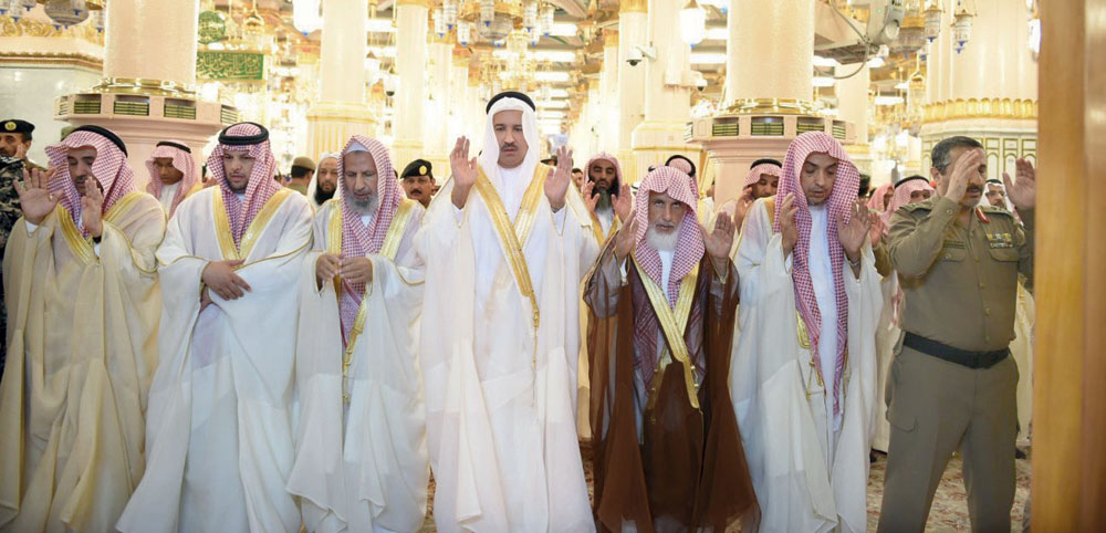 الأمير فيصل بن سلمان أثناء صلاة العيد في المسجد النبوي.