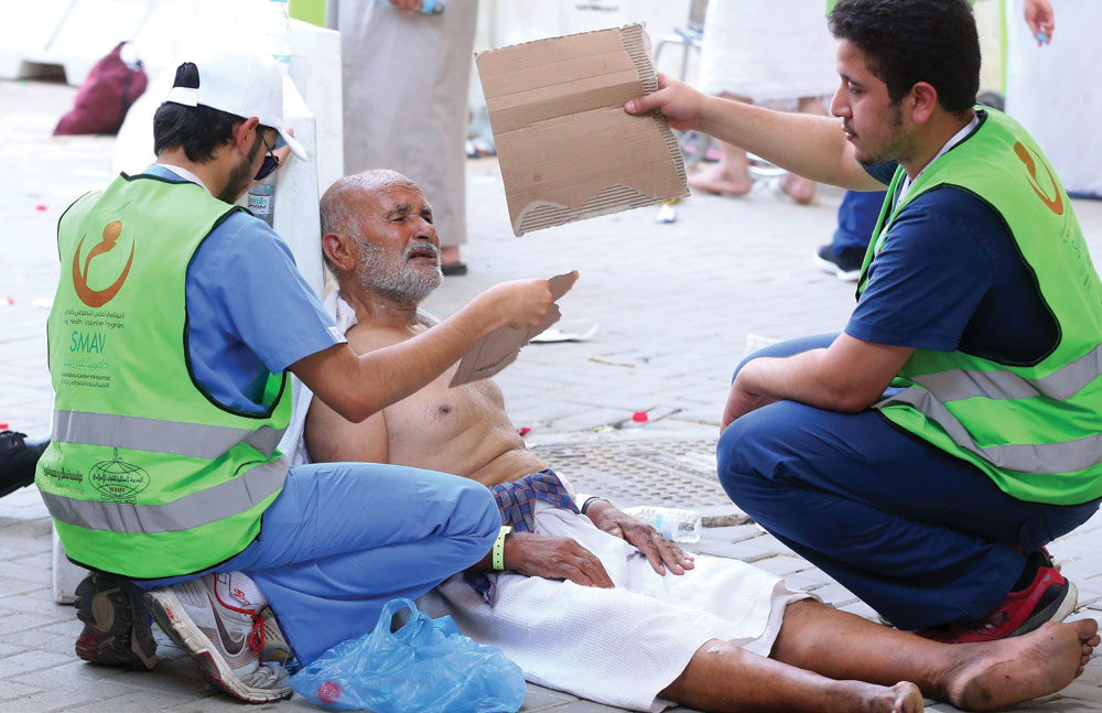 «الدفاع المدني» لا يدخر جهدا في التخفيف من آلام الحجاج. تصوير سعد العنزي - "الاقتصادية"