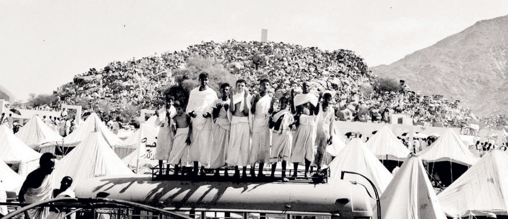 ضيوف الرحمن على صعيد عرفة قبل أكثر من نصف قرن. «واس»