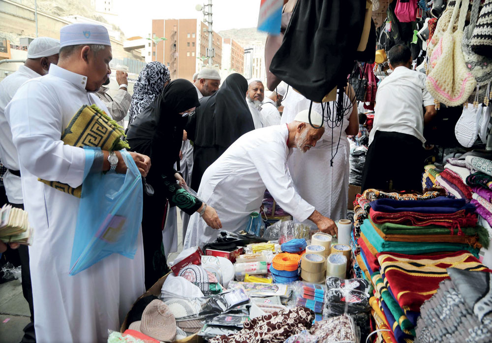 جانب من تجول ضيوف الرحمن في أسواق مكة المكرمة.تصوير:أحمد حشاد- "الاقتصادية"