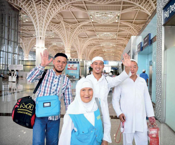 بعض الحجاج المغادرين مطار المدينة المنورة.«واس»