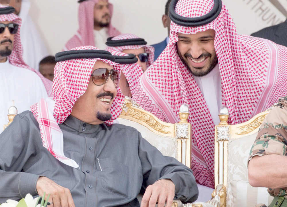 خادم الحرمين الشريفين والأمير محمد بن سلمان خلال حفل ختام مناورات رعد الشمال."واس"