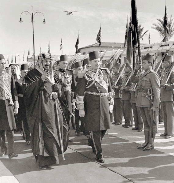 الملك عبد العزيز خلال زيارته التاريخية إلى مصر وفي استقباله الملك فاروق.