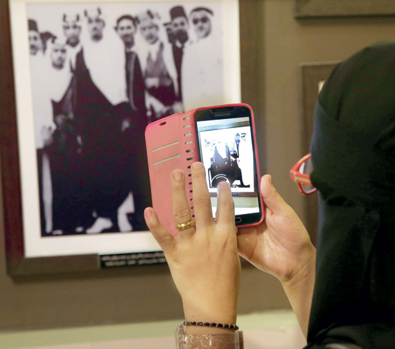 زائرة تلتقط صورة خلال تجولها في المعرض.