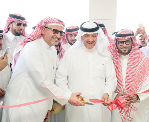 الأمير سلطان بن سلمان خلال المهرجان أمس. «الاقتصادية»