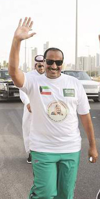 سعودي يشق طريقه سيراً على الأقدام من الكويت الى الرياض