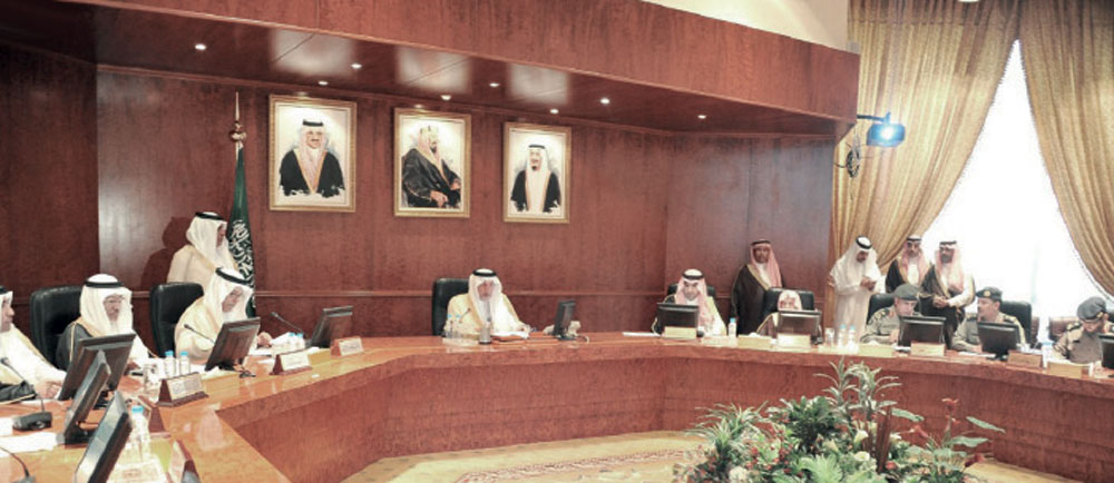 الأمير خالد الفيصل أثناء الاجتماع أمس الأول في مكة المكرمة. «واس»