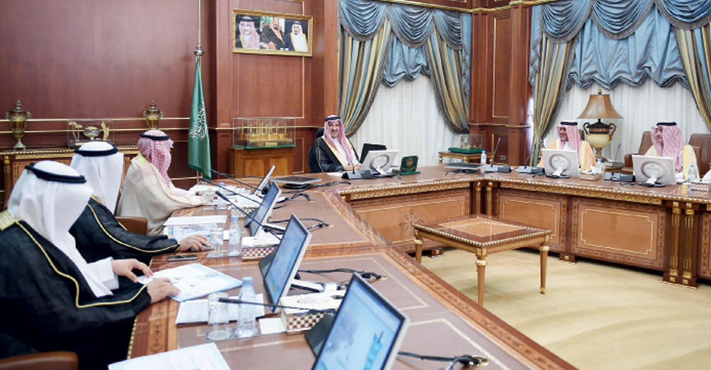 الأمير فيصل بن سلمان لدى ترؤسه اجتماع مجلس أمناء مؤسسة المدينة المنورة الخيرية لتنمية المجتمع. "الاقتصادية"