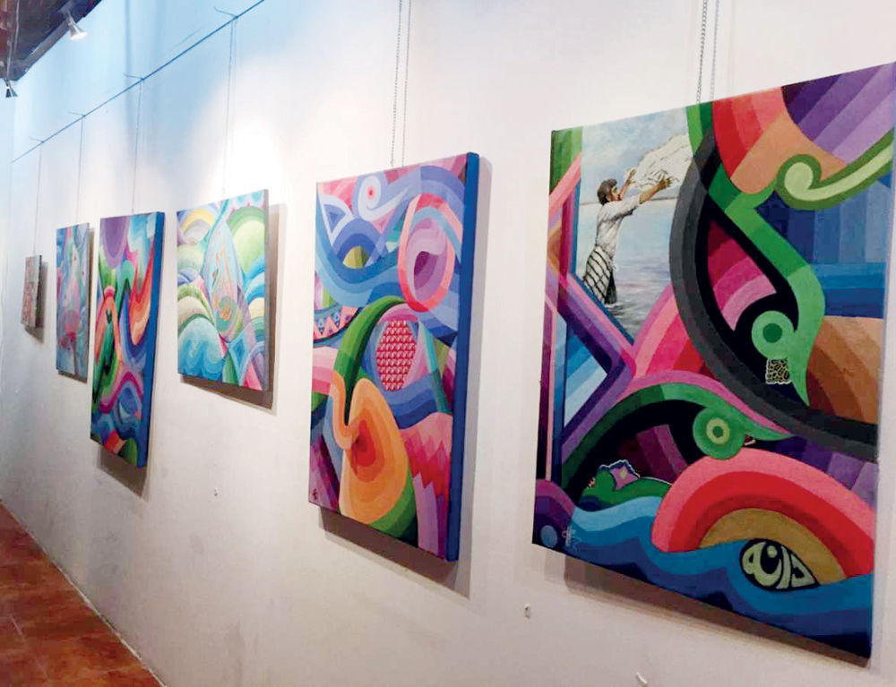 جانب من الأعمال الفنية التي ضمها المعرض. 				 «واس»