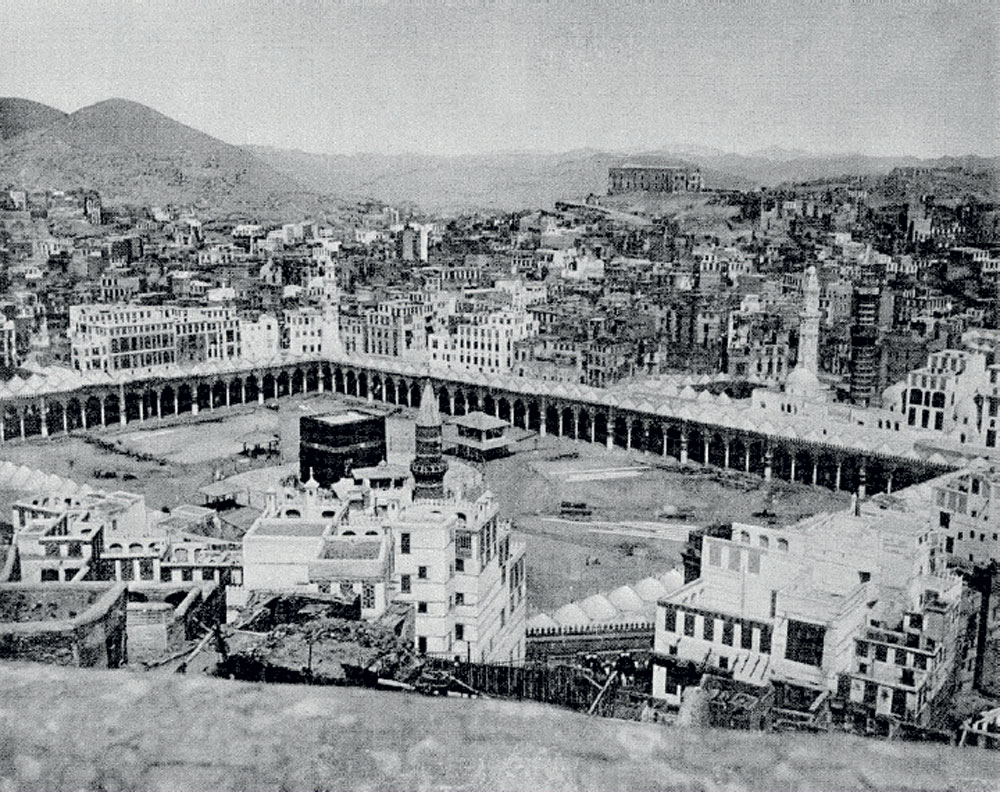صورة للحرم المكي عام 1889م.