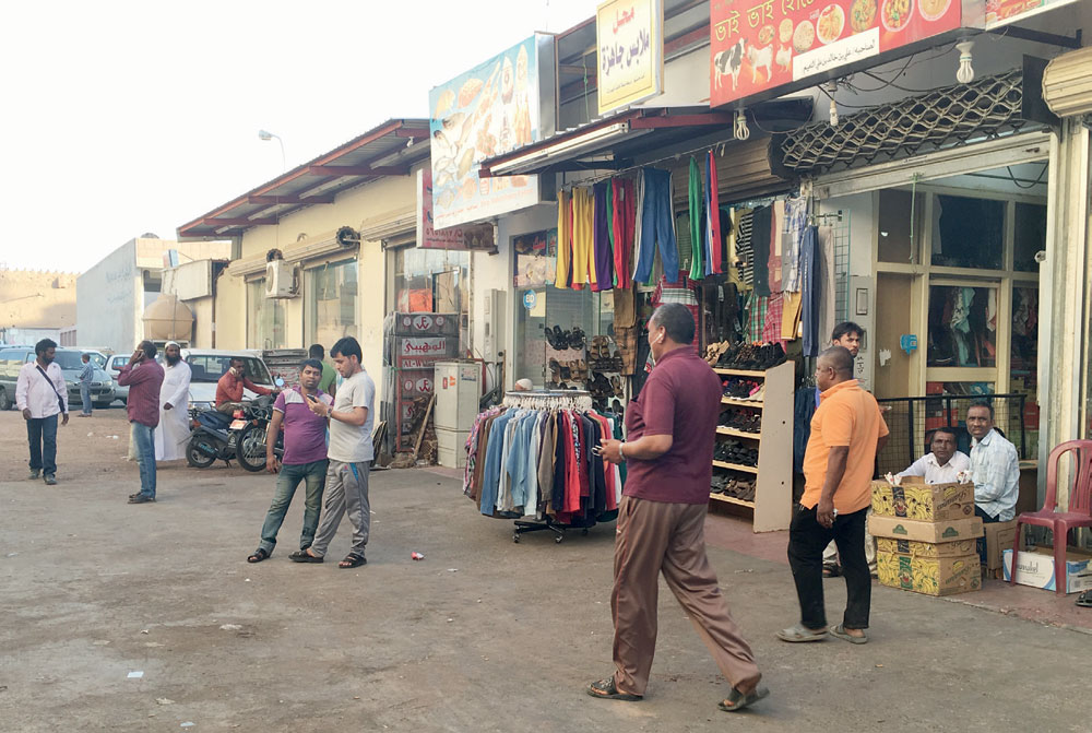 تتوافد العمالة إلى السوق بعد صلاة كل جمعة إلى الساعةالـ 11 ليلا.تصوير: نايف السلحوب -"الاقتصادية"