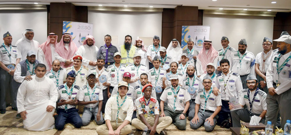 أعضاء معسكر خدمة الحجاج وكشافة المدينة المنورة في صورة جماعية. «واس»