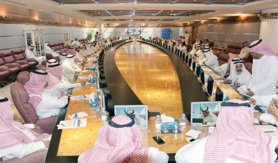 جانب من لقاء رئيس المؤسسة العامة للموانئ رجال أعمال المنطقة الشرقية في غرفة الشرقية أمس.