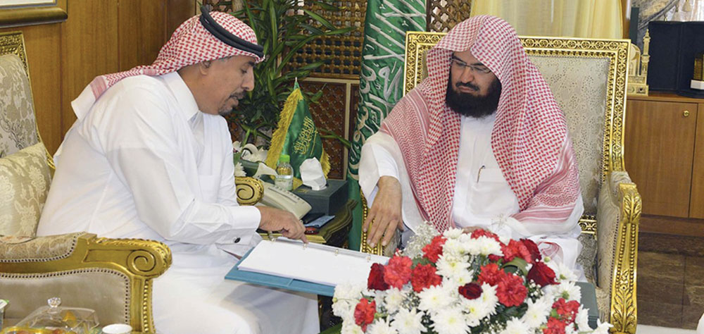 د.عبدالرحمن السديس خلال استقباله الدكتور إبراهيم النعيمي الأمين العام للجائزة."الاقتصادية"