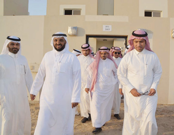 الحقيل خلال جولته التفقدية على مشاريع المنطقة الشرقية. «الاقتصادية»