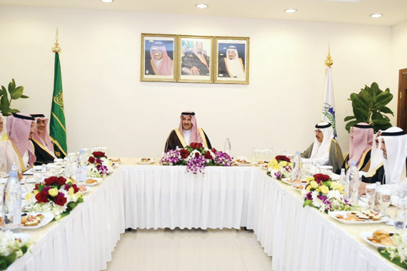 أمير المدينة المنورة خلال لقائه أعضاء مجلس إدارة الغرفة التجارية الصناعية ونخبة من رجال الأعمال بالمنطقة. "الاقتصادية"