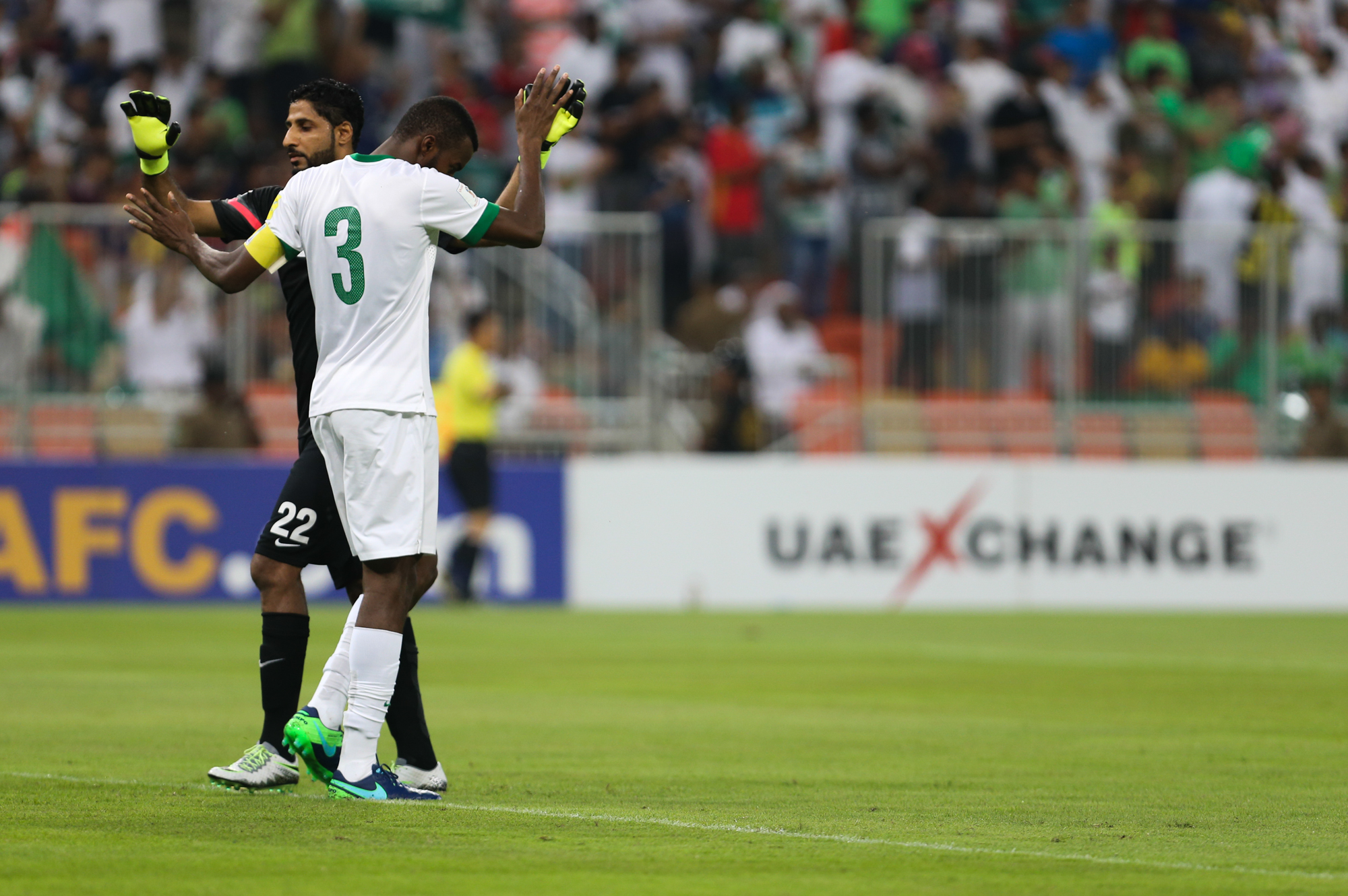 الأخضر.. متصدر لا تكلمني