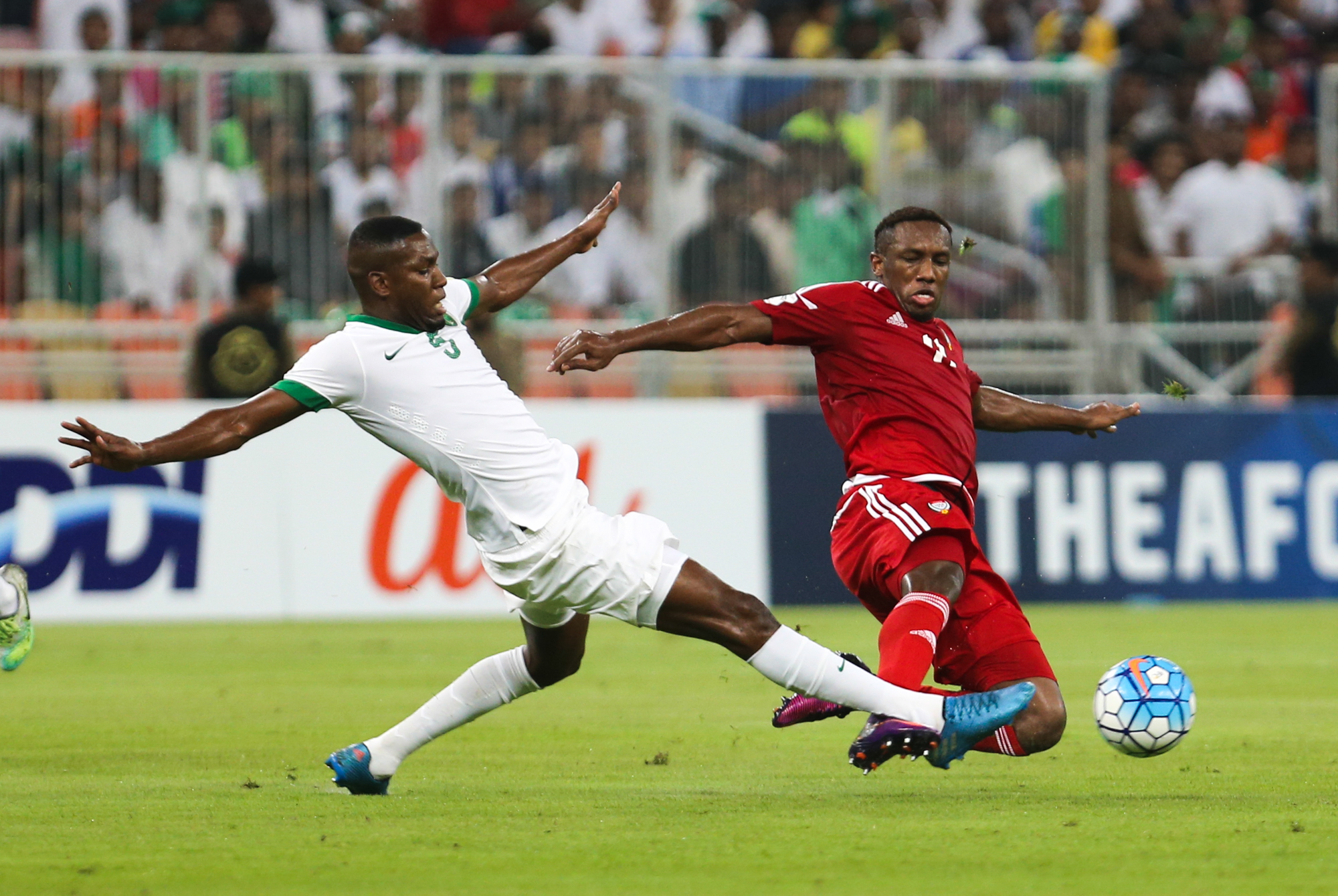 الأخضر.. متصدر لا تكلمني