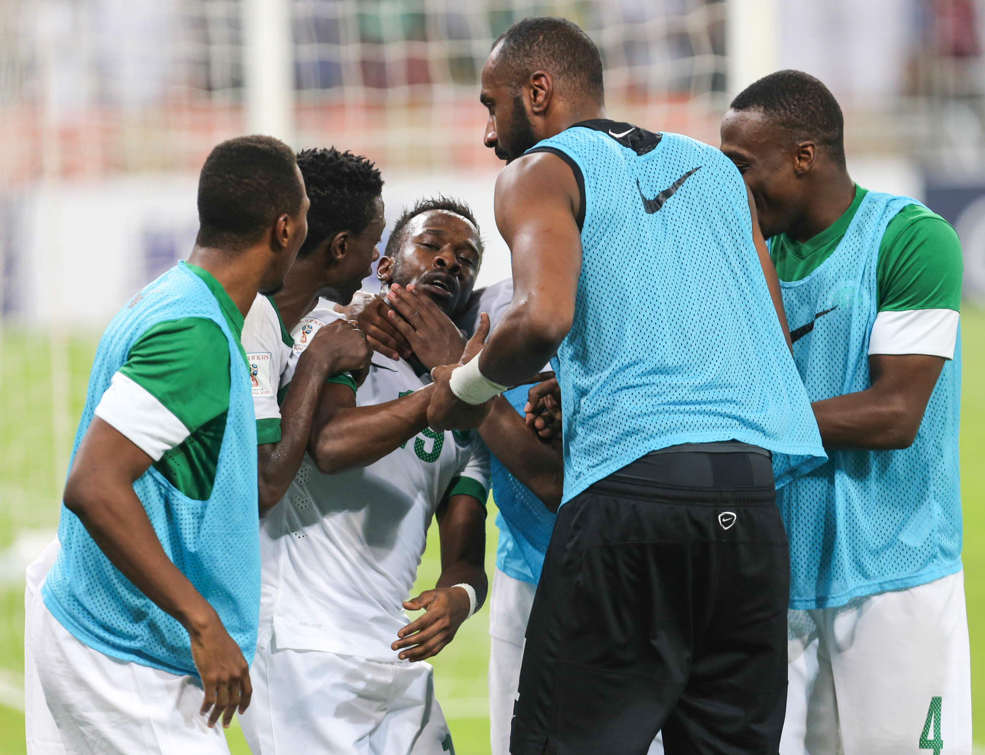 الأخضر.. متصدر لا تكلمني