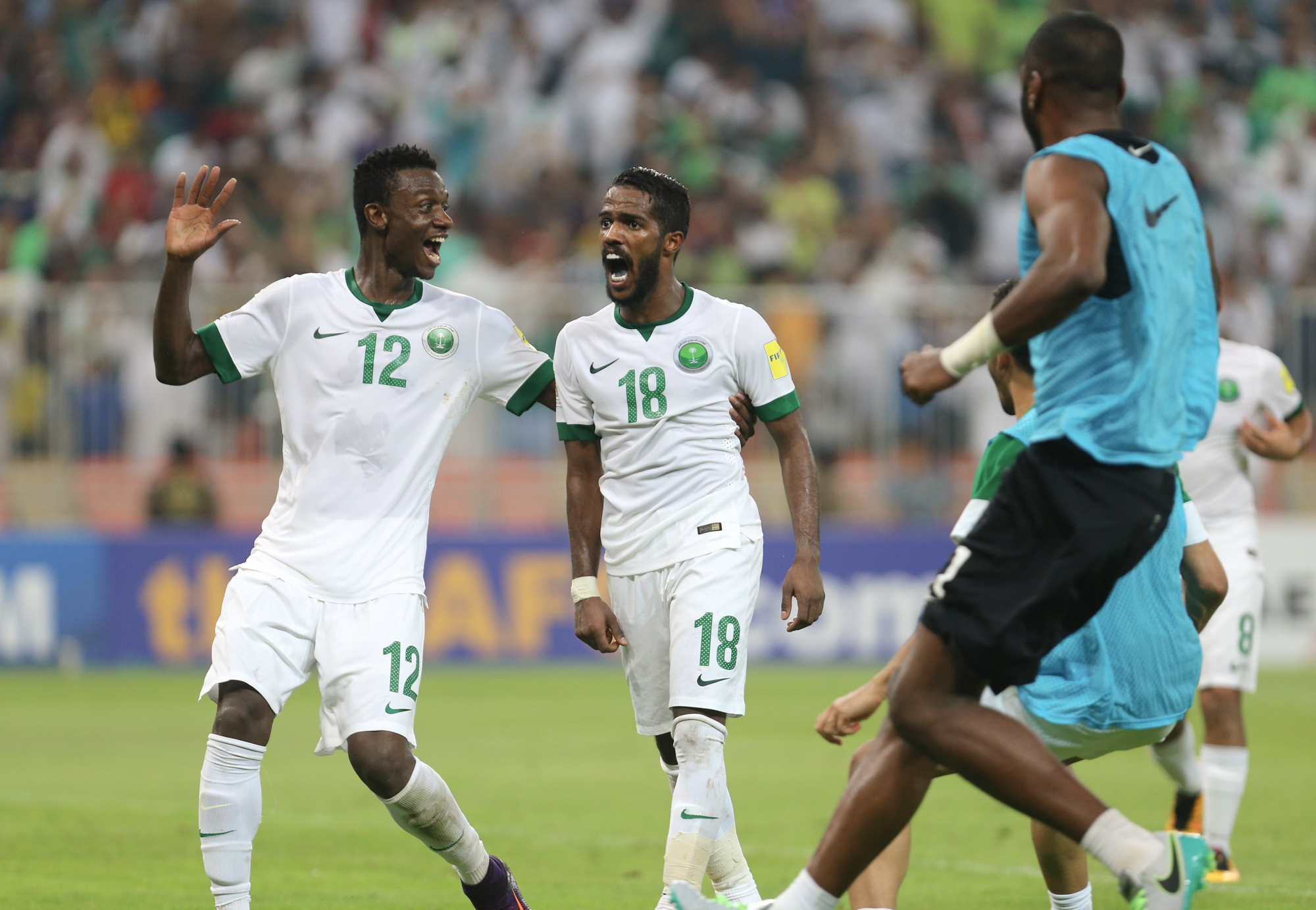 الأخضر.. متصدر لا تكلمني