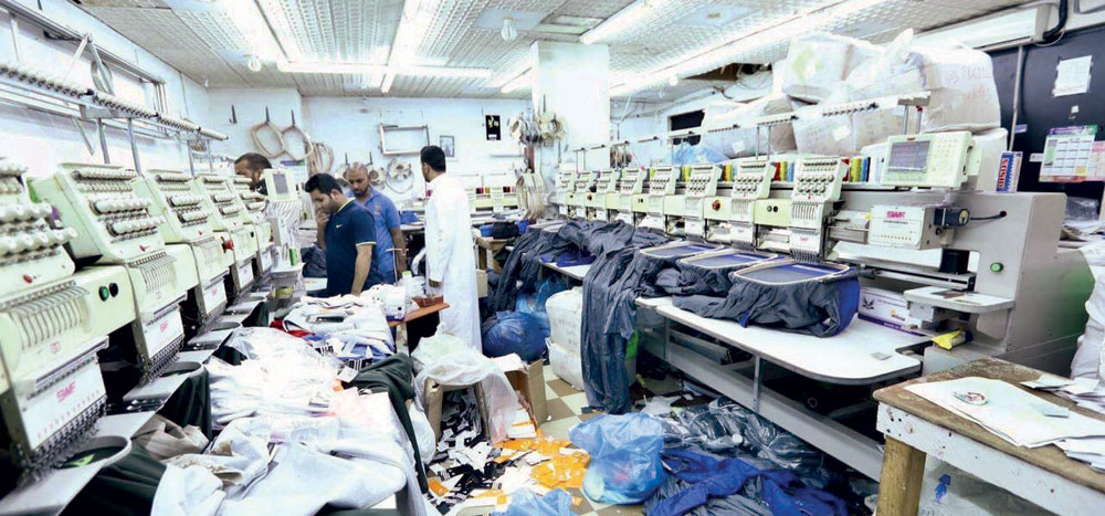 الشقة كما تبدو من الداخل بعد دهم وضبط أماكن الغش والتزوير