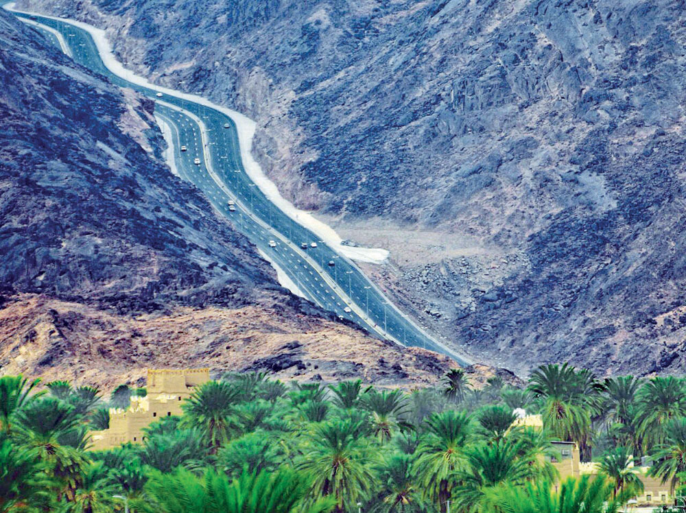 يعد طريق مغرة من المشاريع التنموية الكبيرة في المنطقة."الاقتصادية"